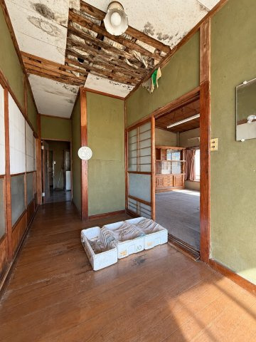 1000坪超の圧倒的スケール。インター近く。大型倉庫×田園風景に囲まれた家の玄関|雨漏り有り