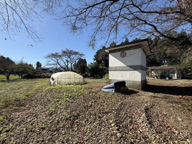 1000坪超の圧倒的スケール。インター近く。大型倉庫×田園風景に囲まれた家の庭|倉有り