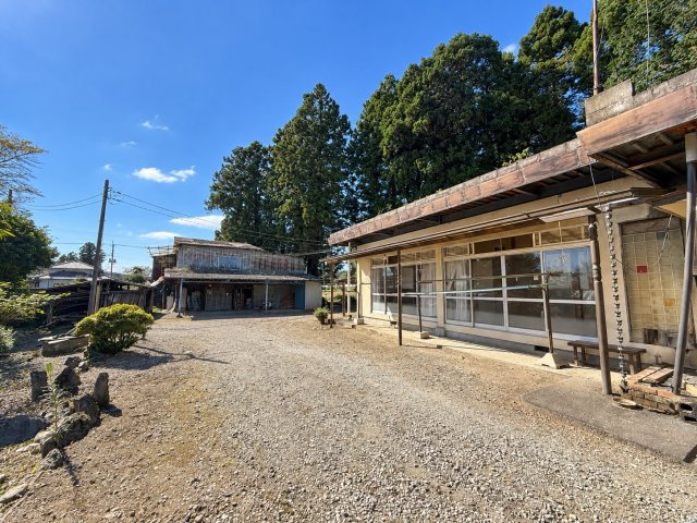 1000坪超の圧倒的スケール。インター近く。大型倉庫×田園風景に囲まれた家