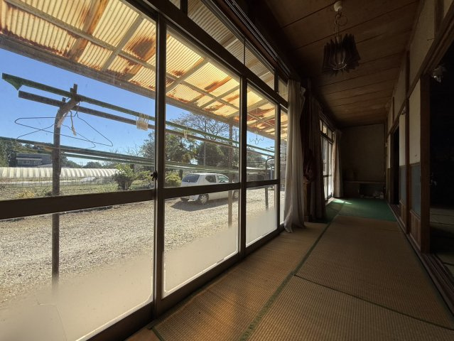 1000坪超の圧倒的スケール。インター近く。大型倉庫×田園風景に囲まれた家の内装