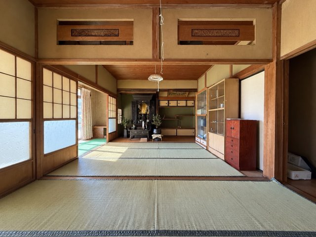 1000坪超の圧倒的スケール。インター近く。大型倉庫×田園風景に囲まれた家の和室