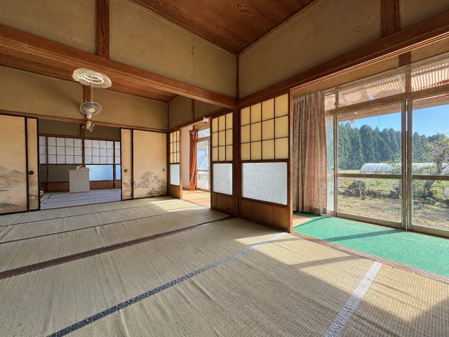 1000坪超の圧倒的スケール。インター近く。大型倉庫×田園風景に囲まれた家の和室