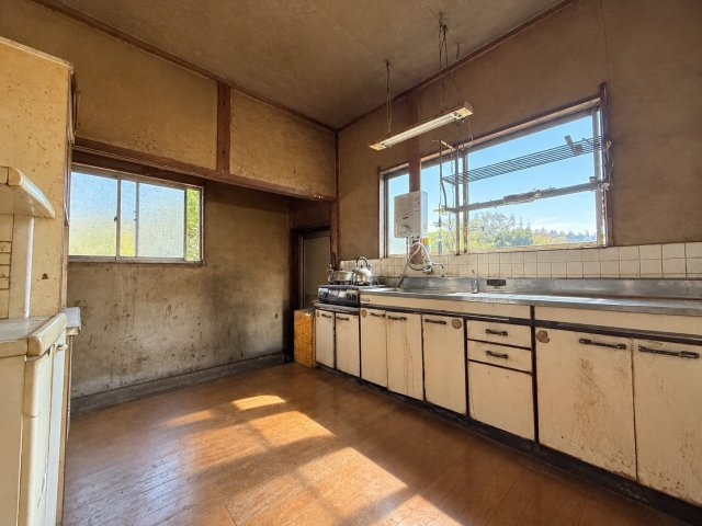 1000坪超の圧倒的スケール。インター近く。大型倉庫×田園風景に囲まれた家のキッチン