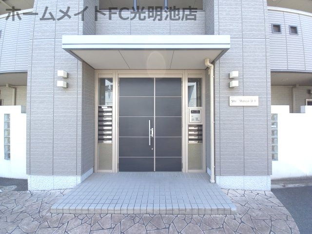 シャーメゾン深井のエントランス