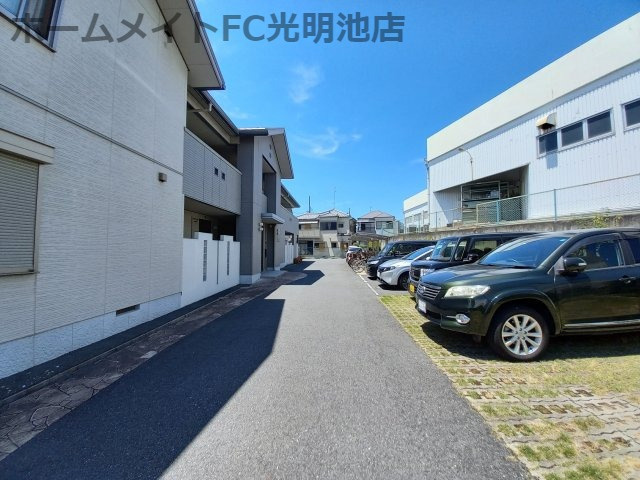 シャーメゾン深井の駐車場