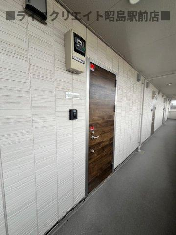 BLESS昭島A棟の玄関