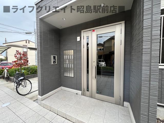 BLESS昭島A棟のエントランス