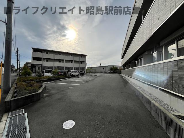 BLESS昭島A棟の駐車場