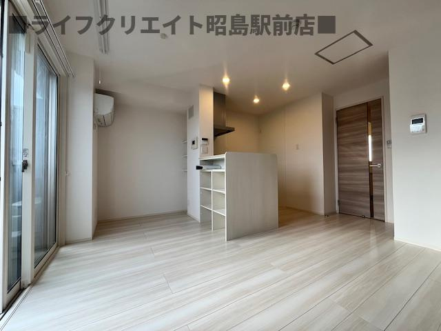 BLESS昭島A棟の居間・リビング