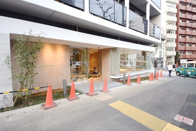 市谷仲之町ビューアパートメントのエントランス