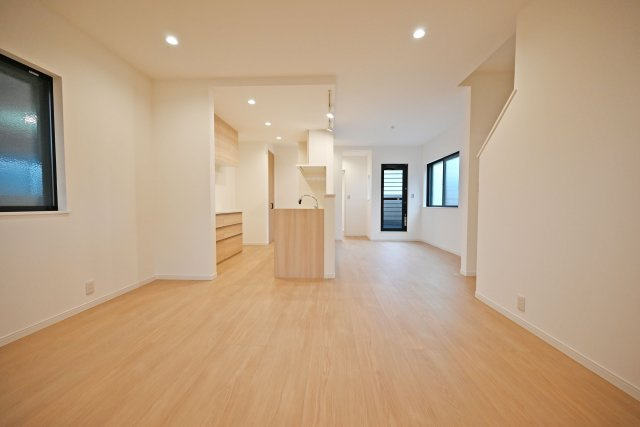 大阪市平野区長吉出戸6丁目建築条件付土地の完成予想図|同社施工例写真
約17.6帖の広々としたLDKは、家族みんながゆったり過ごせる快適な空間。家具も配置しやすく、家族団らんの時間を楽しめます。
