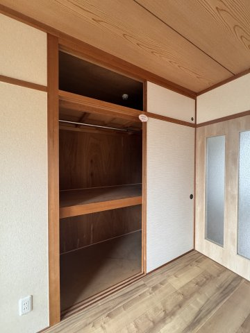 メロディタカノの収納|押入上段にはポールがついています。
