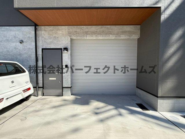 ガレージハウス【Hajime】高宮ベースのエントランス|落ち着いたエントランスです