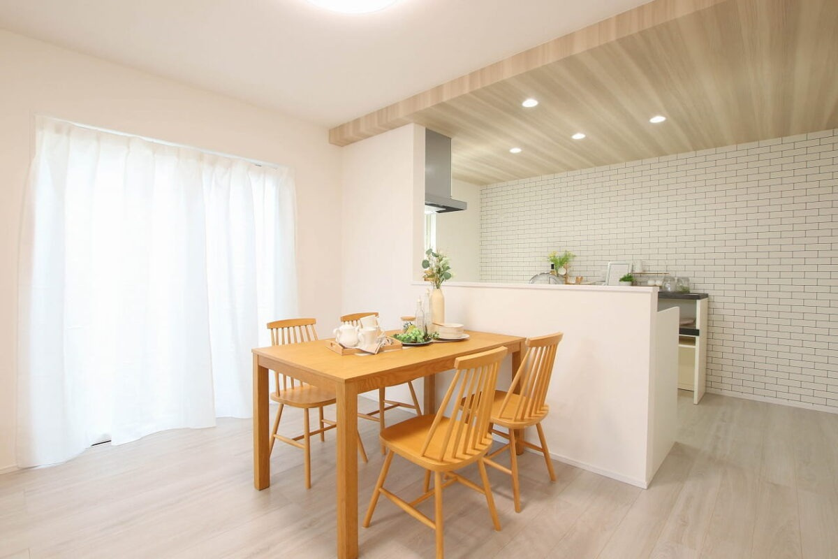呉市音戸町波多見５丁目　新築一戸建ての居間・リビング