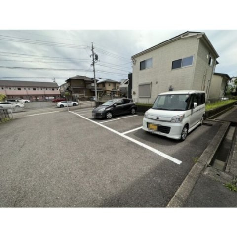 グランドール梅ヶ丘の駐車場