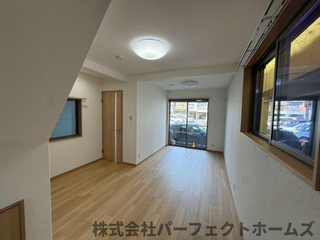 緑町戸建の居間・リビング|ゆったりとしたリビングです