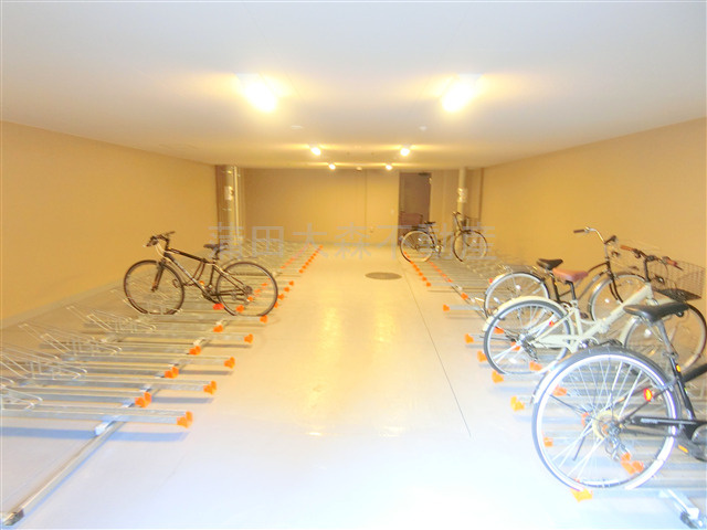 RJRプレシア大森北のその他共用部分|屋根付きラック式の駐輪場　空き状況等詳細はお問合せください。