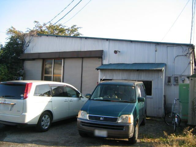 上鶴間工場の駐車場