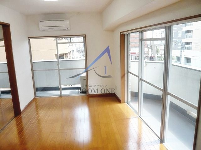 信越ビルの居間・リビング|洋室のお部屋です。