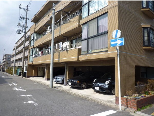 杁中ハイツの駐車場