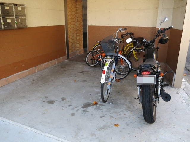 国一マンションの駐車場|バイク駐車無料です♪