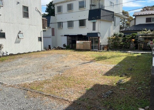 【外観】 | 又野売地 | 隣家の土地はどうなっているのか、生活利便施設が近くにあるのか、学校まで近いかなど、お客様のライフスタイルにあわせたイメージが重要です。また、近くにあると困る施設が近くにないかも確認するといいでしょう。