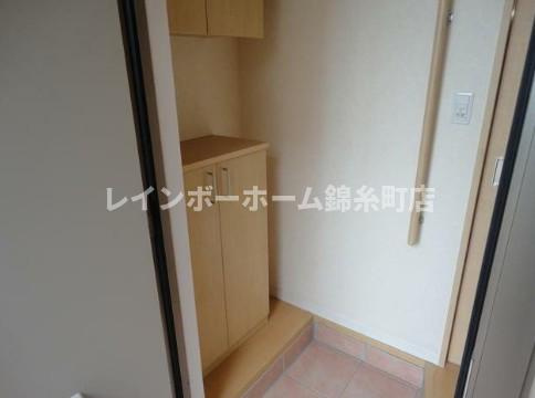 アメニティ本中山の玄関