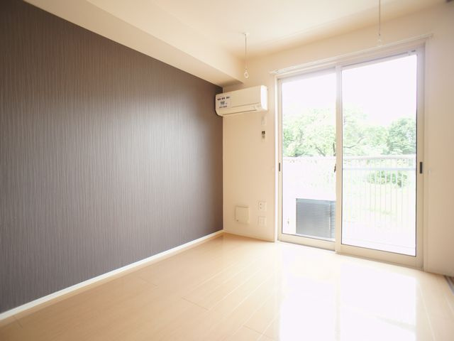 【居間・リビング】 | サンビューハイツA | 快適に過ごせるエアコンと便利な室内物干し付いています♪