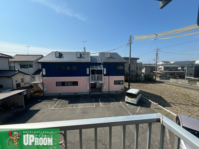 ロイヤルハイツB棟の玄関