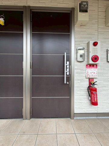 エスポワールアイ北春日丘のエントランス