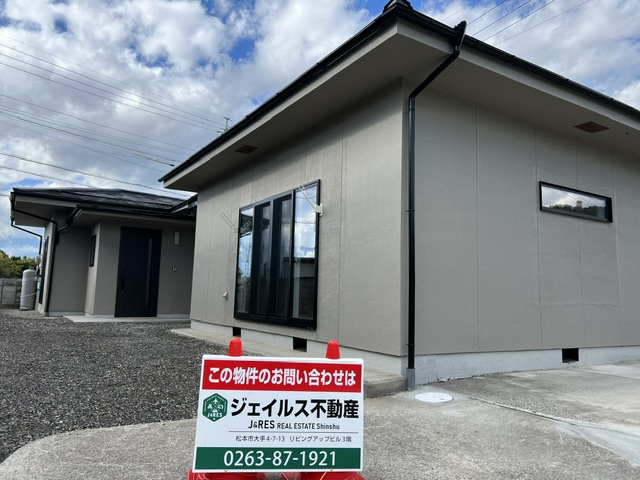松本市大字島内　中古戸建の外観|飽きのこない落ち着いた外観デザイン。上質な暮らしを予感させる家。