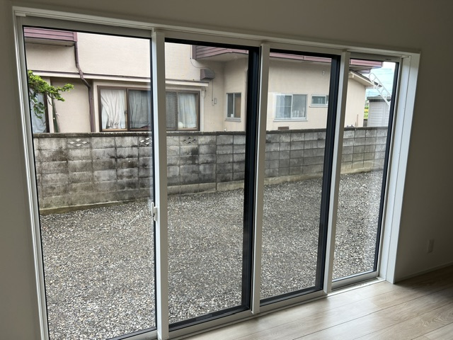 松本市大字島内　中古戸建の庭|窓の向こうに広がる開放的なお庭！リビングと繋がる大空間。