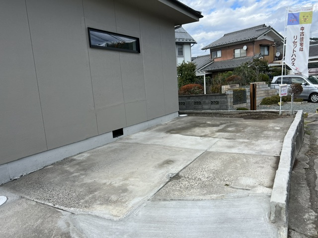 松本市大字島内　中古戸建の駐車場|カースペース駐車3台可！来客用やお車の出し入れもラクラク快適。