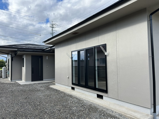 松本市大字島内　中古戸建の外観|お庭へすぐに干せる便利な物干し付き！家事同線もスムーズな平屋。