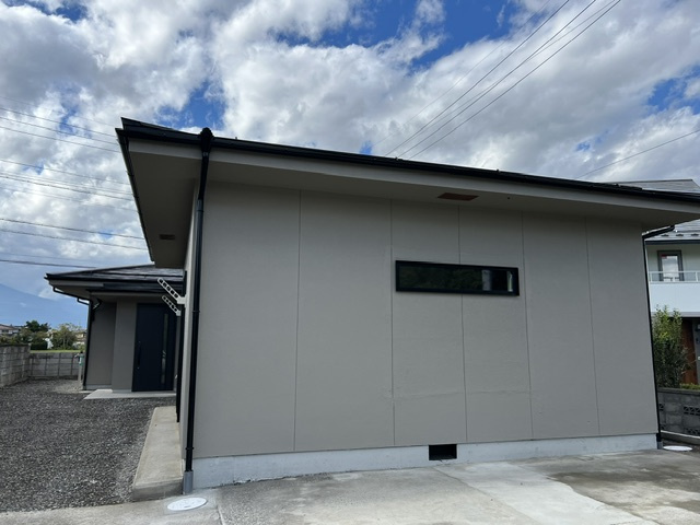 松本市大字島内　中古戸建の外観|外からの視線をガードする横長窓。防犯性と採光を両立したお住まい。