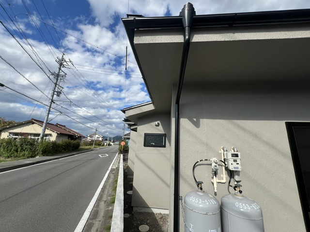 松本市大字島内　中古戸建の前面道路含む現地写真|見通しの良い前面道路！毎日の車の出し入れも楽々安心です。