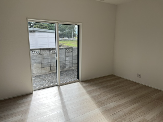 松本市大字島内　中古戸建の洋室|大きな掃き出し窓から光溢れる洋室！お庭へもサッと出られます。　