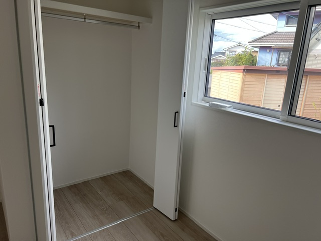 松本市大字島内　中古戸建の収納|上部までしっかりしまえるクローゼット。片付けが楽しくなる収納。