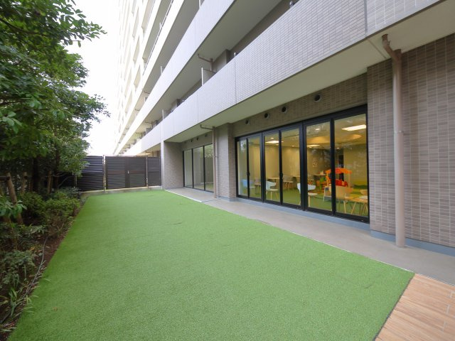 ■【Main entrance】格調高く堂々と住まう方をお迎えするメインエントランス。品格と緑の潤いにエスコートされ光満ちた邸内へと導かれるときレジデンスライフへ切替わります。