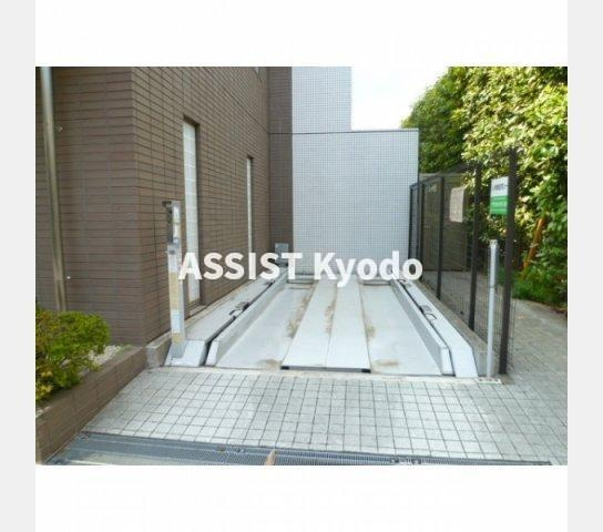 世田谷区弦巻５丁目の賃貸マンションの駐車場