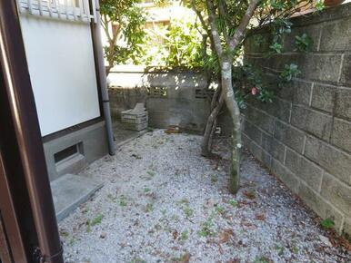香南市野市町西野の中古一戸建の庭|防犯面にも配慮された砂利敷きスペースあり。