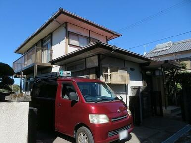 香南市野市町西野の中古一戸建の外観|ワンボックスカーも駐車可能！ゆとりある敷地内の駐車スペース。