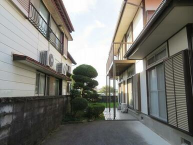 香南市野市町西野の中古一戸建のその他|ゆとりある敷地設計！庭木が映える落ち着いた空間。
