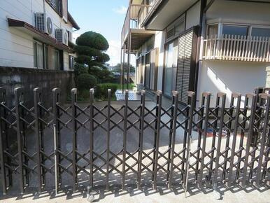 香南市野市町西野の中古一戸建の駐車場|防犯面も安心の伸縮ゲート付き◎