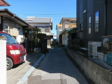 香南市野市町西野の中古一戸建の前面道路含む現地写真|周辺は閑静な住宅街。近隣の建物とも適度な距離間☆