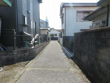 香南市野市町西野の中古一戸建の前面道路含む現地写真|落ち着いた暮らしが叶う、静かな周辺環境。