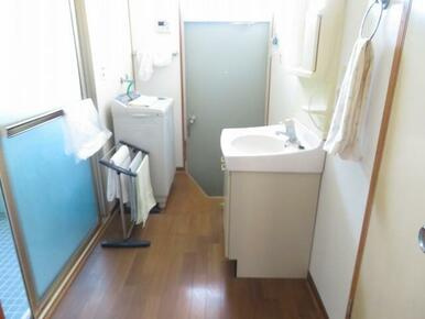 香南市野市町西野の中古一戸建の独立洗面台|洗濯機置場も室内に完備！