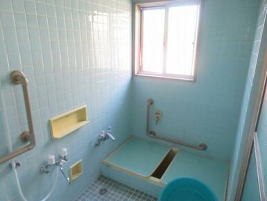 香南市野市町西野の中古一戸建の浴室|手すり付きで入浴も安全！窓から自然光が入る明るいバスルーム。