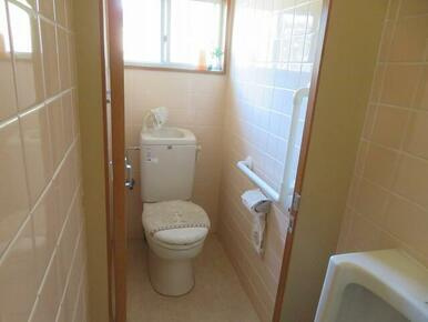 香南市野市町西野の中古一戸建のトイレ|立ち座りをサポートする手すり完備！
