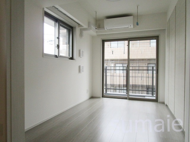 パレステージ西ヶ原の居間・リビング|2面採光の角部屋です